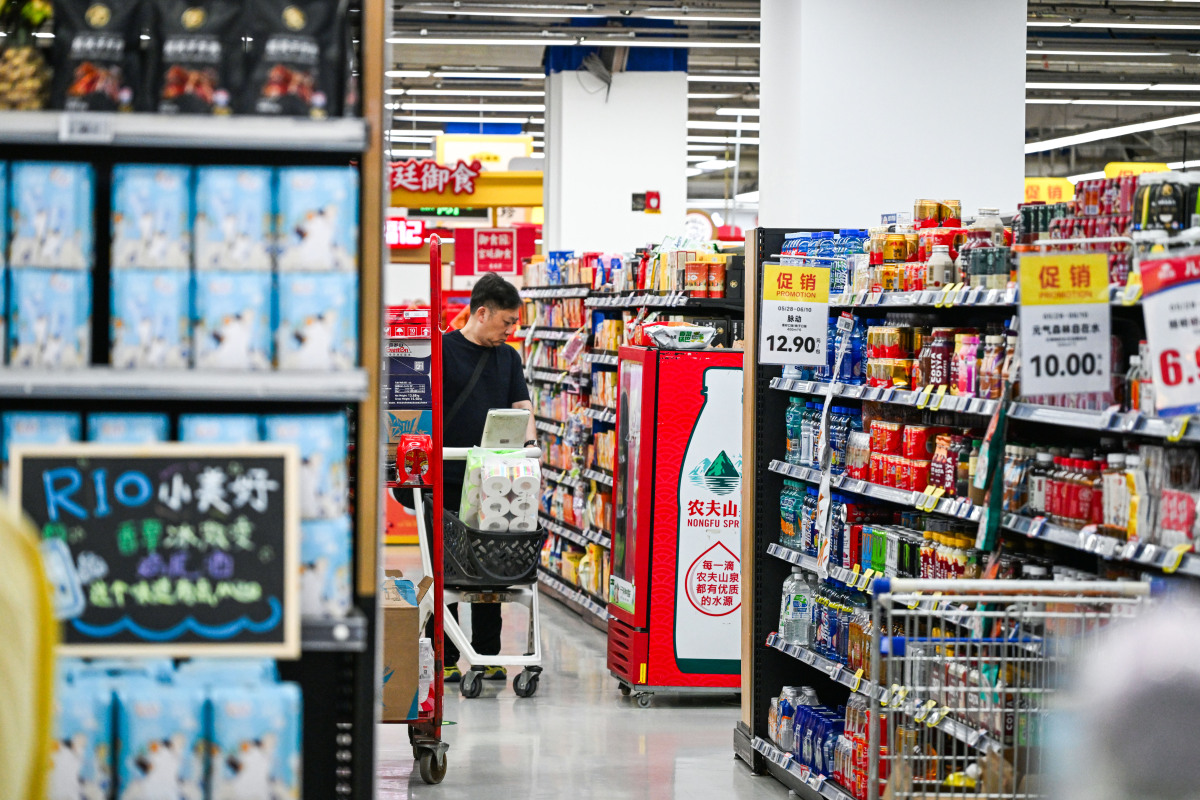 请写出10句全家便利店的slogan为全家打造一个人设比如邻居方向是能够表现出全家对待家人般贴心字数在10字以内