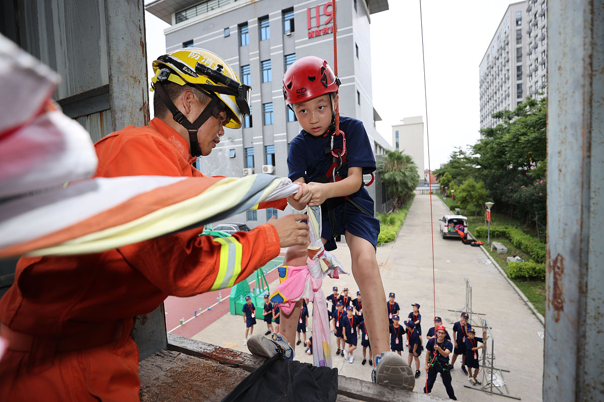 消防员暖心帮助90岁迷路老人回家