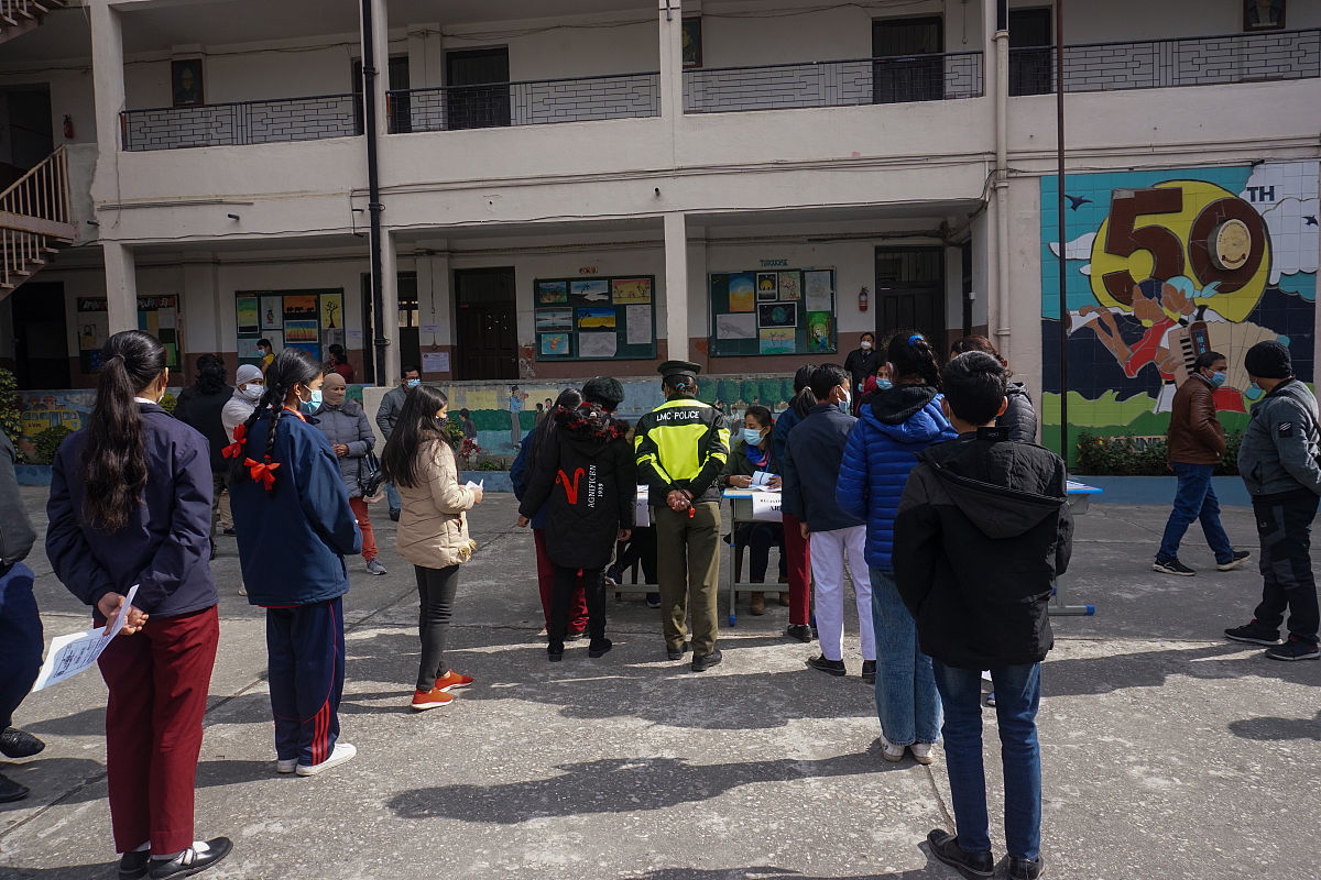 当地时间2022年1月12日,尼泊尔拉利特普尔,学生接种新冠疫苗.尼泊尔卫