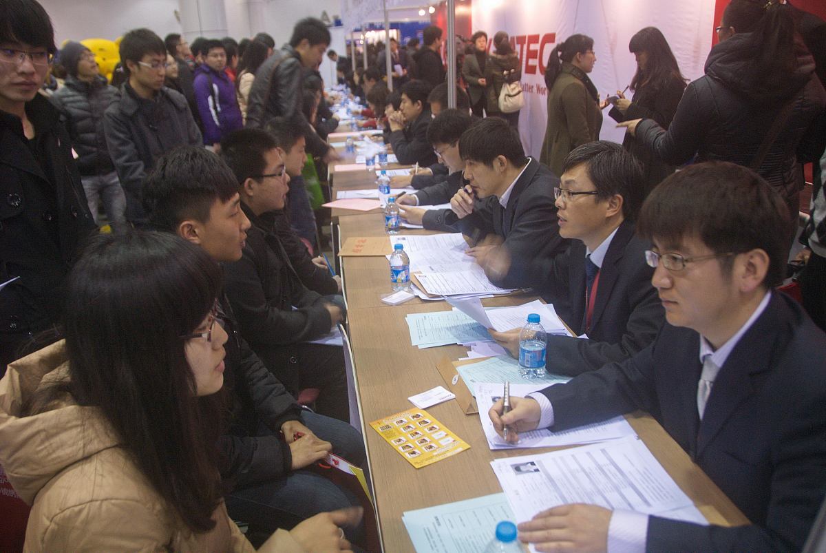 2013年03月02日,辽宁大连,数万求职者在大连春季人才招聘会上参加应聘