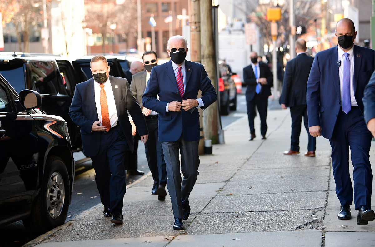 如何用另一种中文表达'项目安全总监具体负责安全生产的计划和组织落实'？