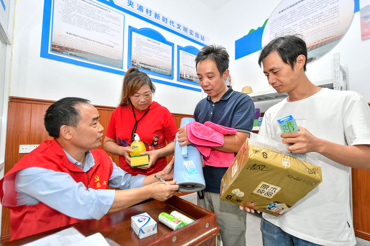 学校诚信超市宣传材料尊敬的师生们：为了营造诚实守信的校园文化提高学生的诚信意识和素质学校特别开设了诚信超市旨在让学生从小事做起从小处入手培养诚信意识和行为习惯。诚信超市是一个以信用为基础的消费场所它不仅提供各种商品和服务更重要的是它要求每一个顾客在购物前必须拥有足够的诚信保证自己的行为不会损害到他人的权益。在诚信超市我们提供如下服务：1 积分兑换：顾客在购物时可以使用积分进行兑换这需要顾客提供真实