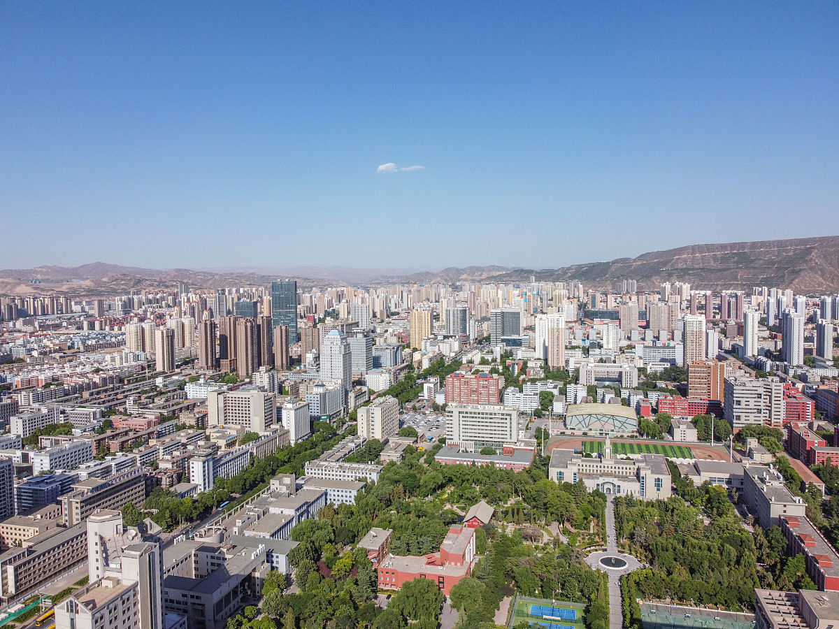 2021年6月4日,兰州,兰州大学城关校区校园东西中轴线,远处为图书馆.