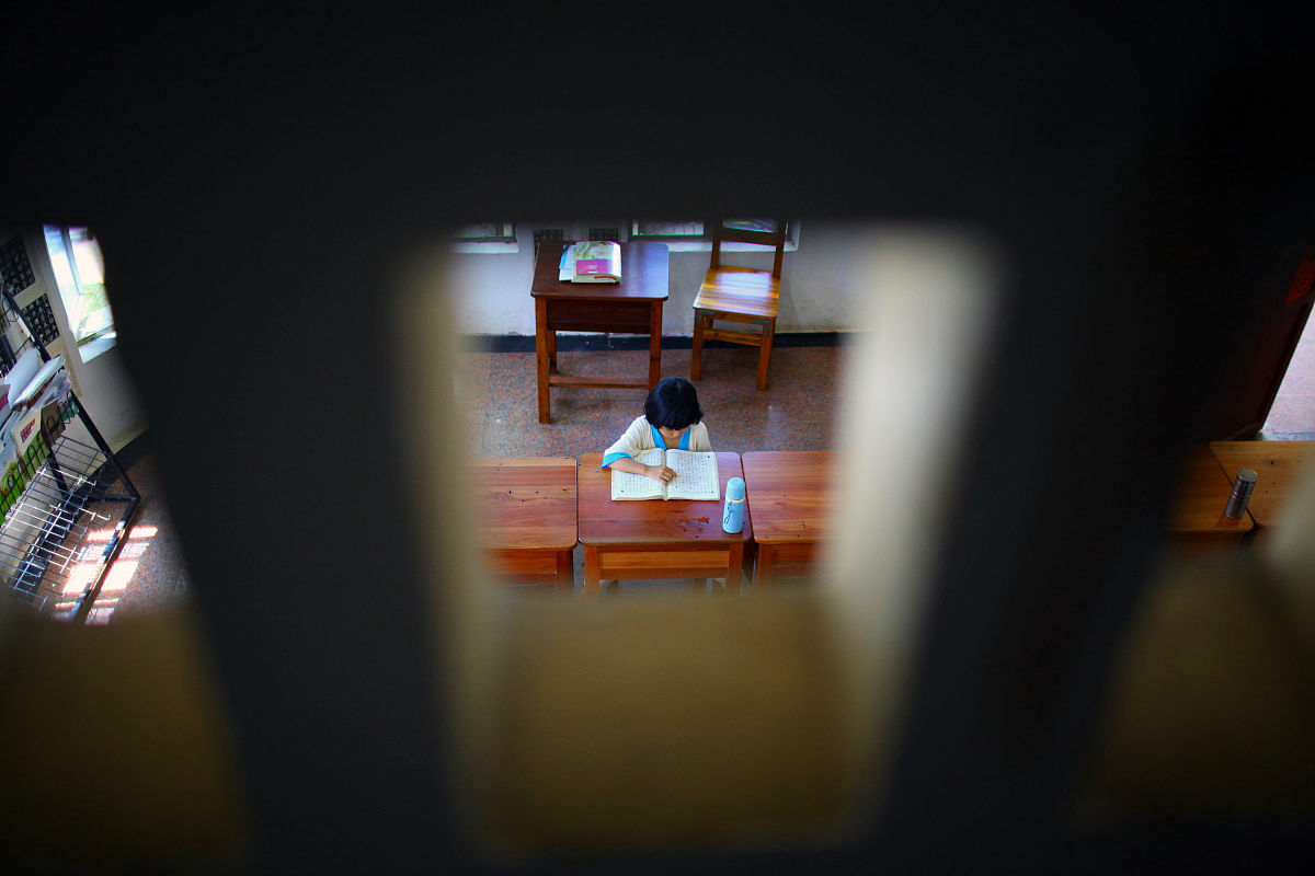 描述一个古代养母对养子严厉的全方面培养