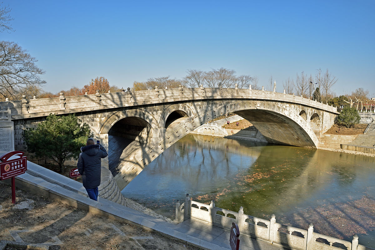旅游旅游是指人们出于休闲、观光、文化交流等目的而前往其他地区或国家的活动。旅游通常包括观光、购物、饮食和住宿等方面也可能涉及一些体验性质的活动如徒步、冲浪、滑雪等。旅游业已成为许多国家的重要产业之一不仅可以带来经济收益还可以促进跨文化交流推广本国文化和旅游资源。人们可以通过各种途径进行旅游如自由行、跟团旅、背包客、海外留学等。帮我制定一个到石家庄旅游的计划