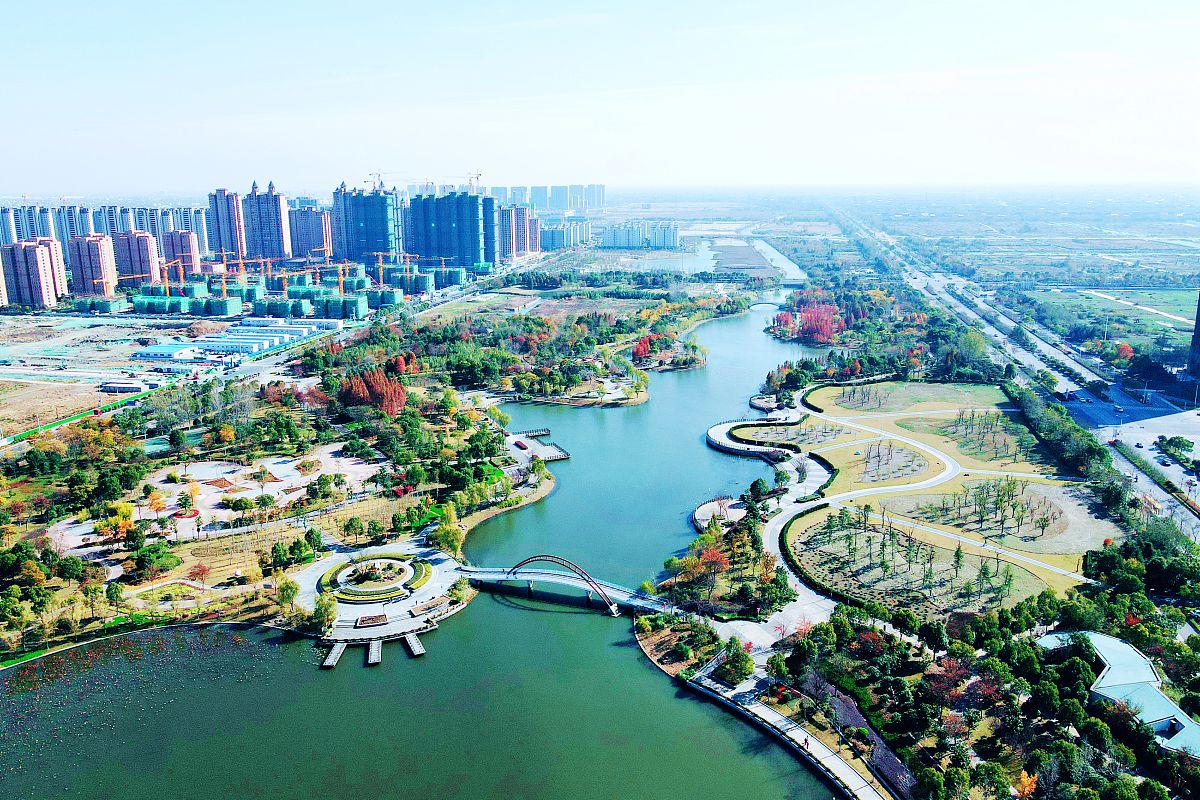 2021年11月23日,江苏南通,如皋市龙游河生态公园.