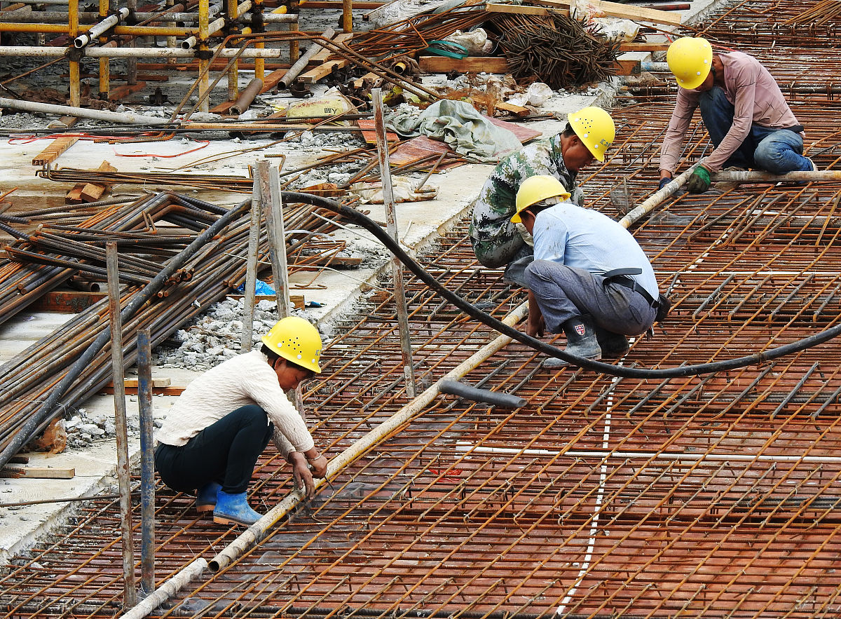 2021年5月3日,工人在四川省达州市通川区朝阳街道莲花湖建筑工地进行
