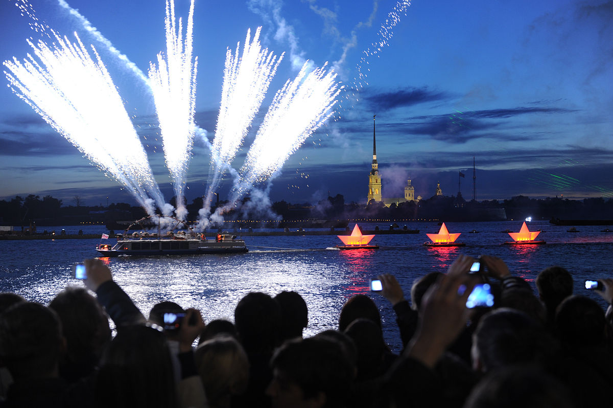 之前总觉得来日方长殊不知人生是减法。在这座曾经无比向往的校园里留下的是这四年的青春和沉甸甸的收获纵有万般不舍但必将抖抖灰尘迈向全新的征程。用中文帮我改写这段话