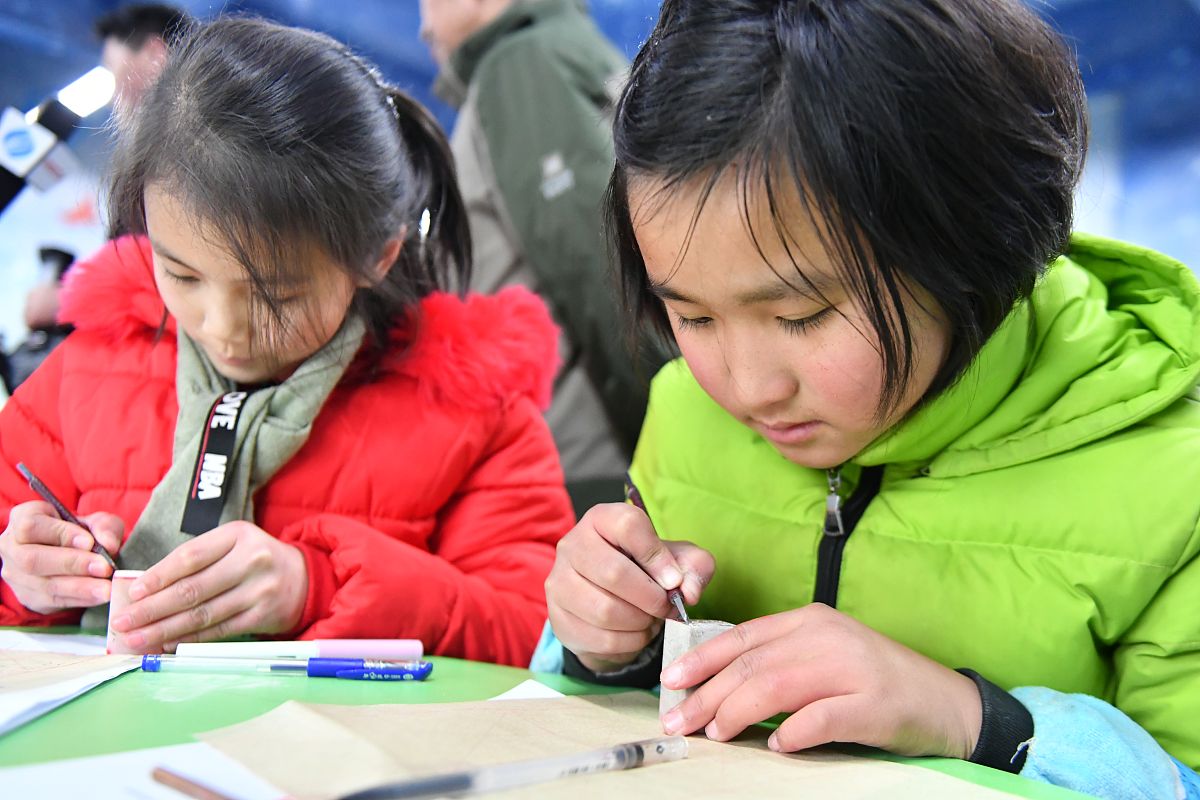 2019年1月9日,合肥,在临泉路第二小学"三点半"课堂,学生们正在接受免