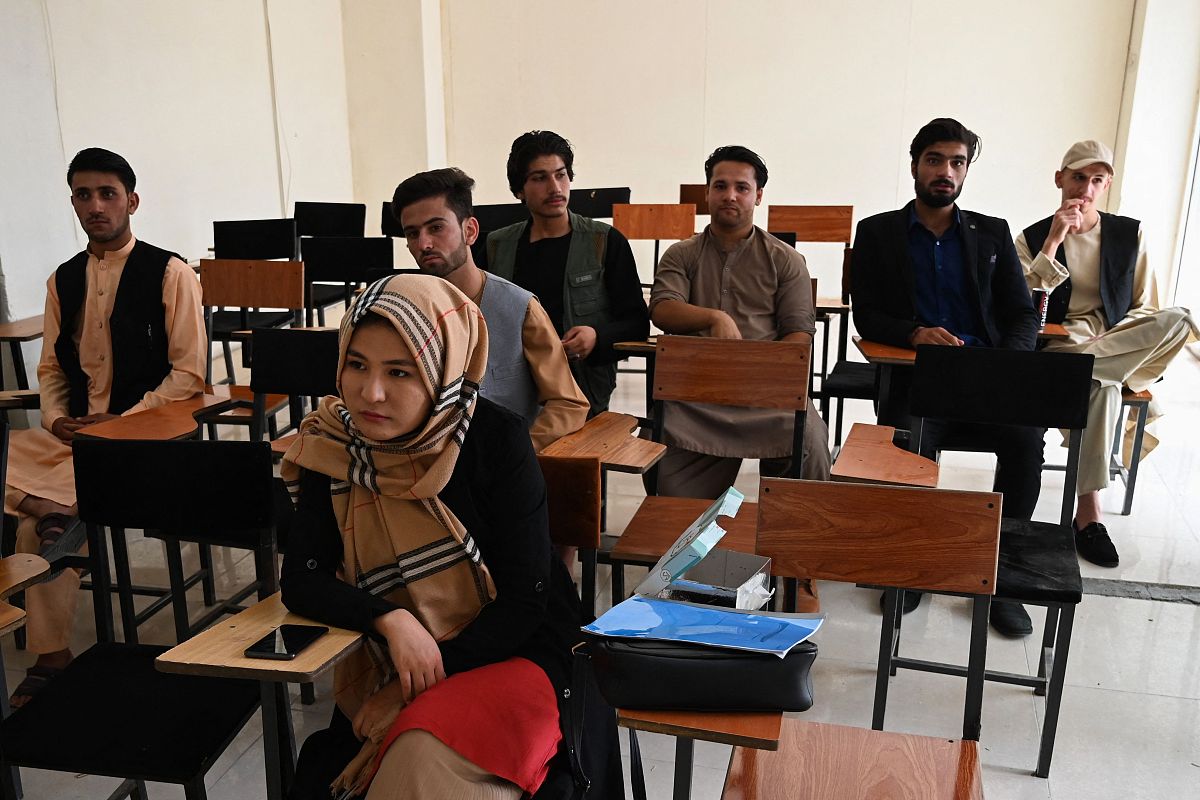 请帮我修改以下内容：用户规模的壮大主要体现为用户的不断增长为中学视频号的发展提供动力和支持。中学视频号的发展离不开用户的支持对于中学视频号的发展而言必须有源源不断的用户对视频号进行关注视频号才会有长期发展的动力和基础从而形成良性的循环。用户对于中学视频号的关注也说明中学视频号的内容生产与传播在一定程度上能够引发用户的兴趣和需求。河南省视频号从叙事期到成长期的发展经历了较大的变化用户规模也在逐渐增多