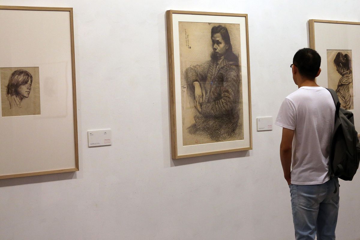 刘苗：一位多才多艺的艺术家，以绘画和雕塑作品著称