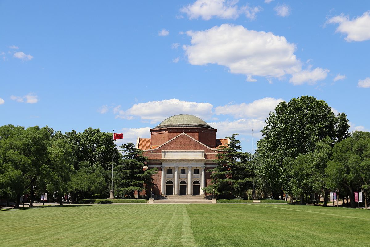 2021年5月28日,北京,清华大学,蓝天白云下的校园景观.