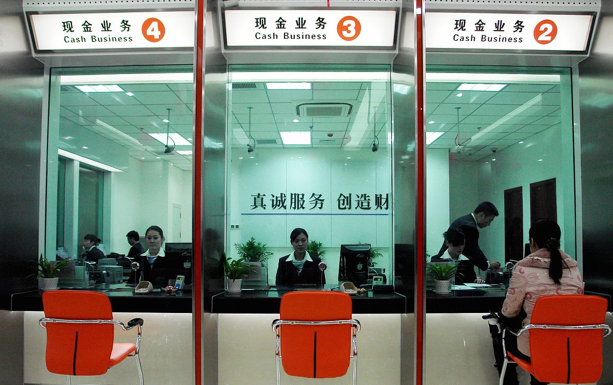 以人民银行的身份对商业银行的现金处理业务进行摸底调查根据一下几点编制一份详细的调查问卷。1了解各商业银行是否自有清分中心清分中心面积、地理位置、交通情况。2了解各商业银行清分中心运管模式租借其它商业银行还是与其它银行合作如果外包采用何种方式以及费用问题。3了解各商业银行从事清分工作人员数量工资收入人员编制情况人员退休情况。4、了解各商业银行清分中心日清分量、年清分总量；主要耗材及使用量。5、了解各