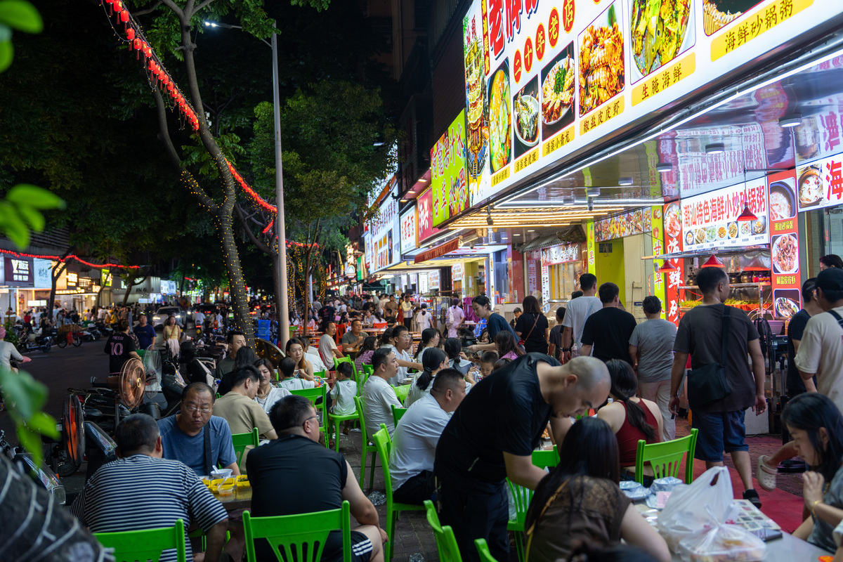 广州的宣传者要展现广州这个老城市的新活力拍摄了广州夜市的照片你该如何向读者简述这组照片？200字左右