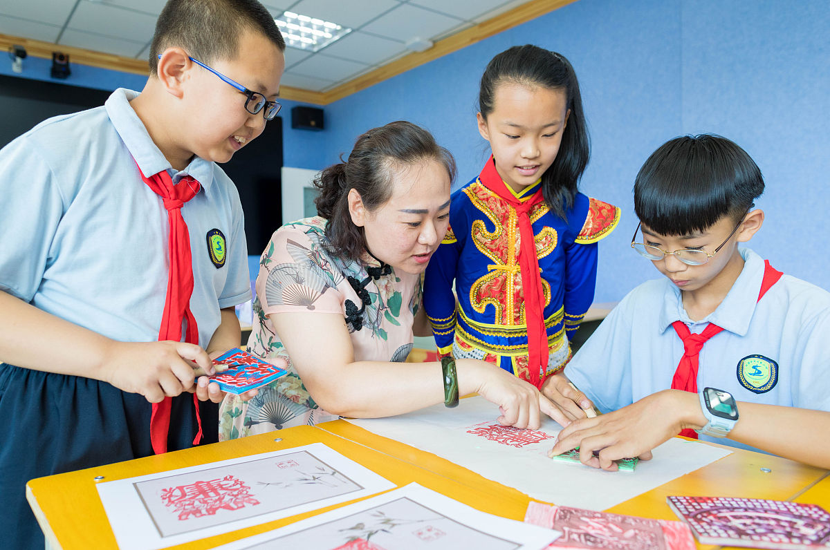 2以自己家庭为例叙述自己爷爷奶奶、外公外婆到爸爸妈妈到本人从祖孙