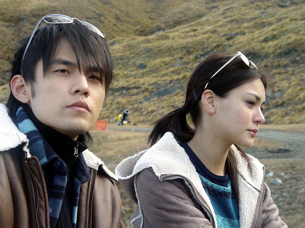 (抱歉,无法提供更大尺寸图片)2004年6月,周杰伦在新西兰为美特斯邦威