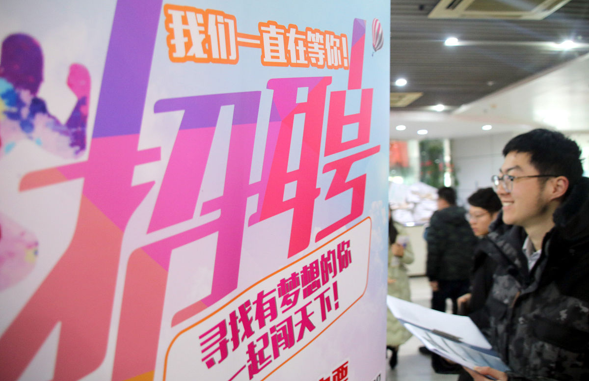 从落实旅游服务质量主体责任、增强旅游服务质量保障、加强旅游人才队伍建设角度阐述如何提升使民俗旅游专业化800字