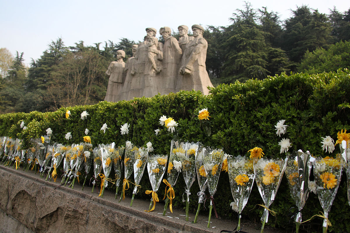 临近清明大家都会走进陵园或线上祭扫以寄哀思请大家在祭扫的同时多听多看多感受围绕清明祭扫撰写一篇500-800字的心得