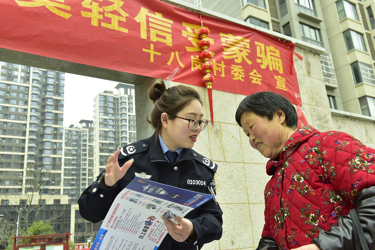 设定一个拥有监督教会、取缔民俗、纠正不道德行为并下驻社区的虚构警察职务与