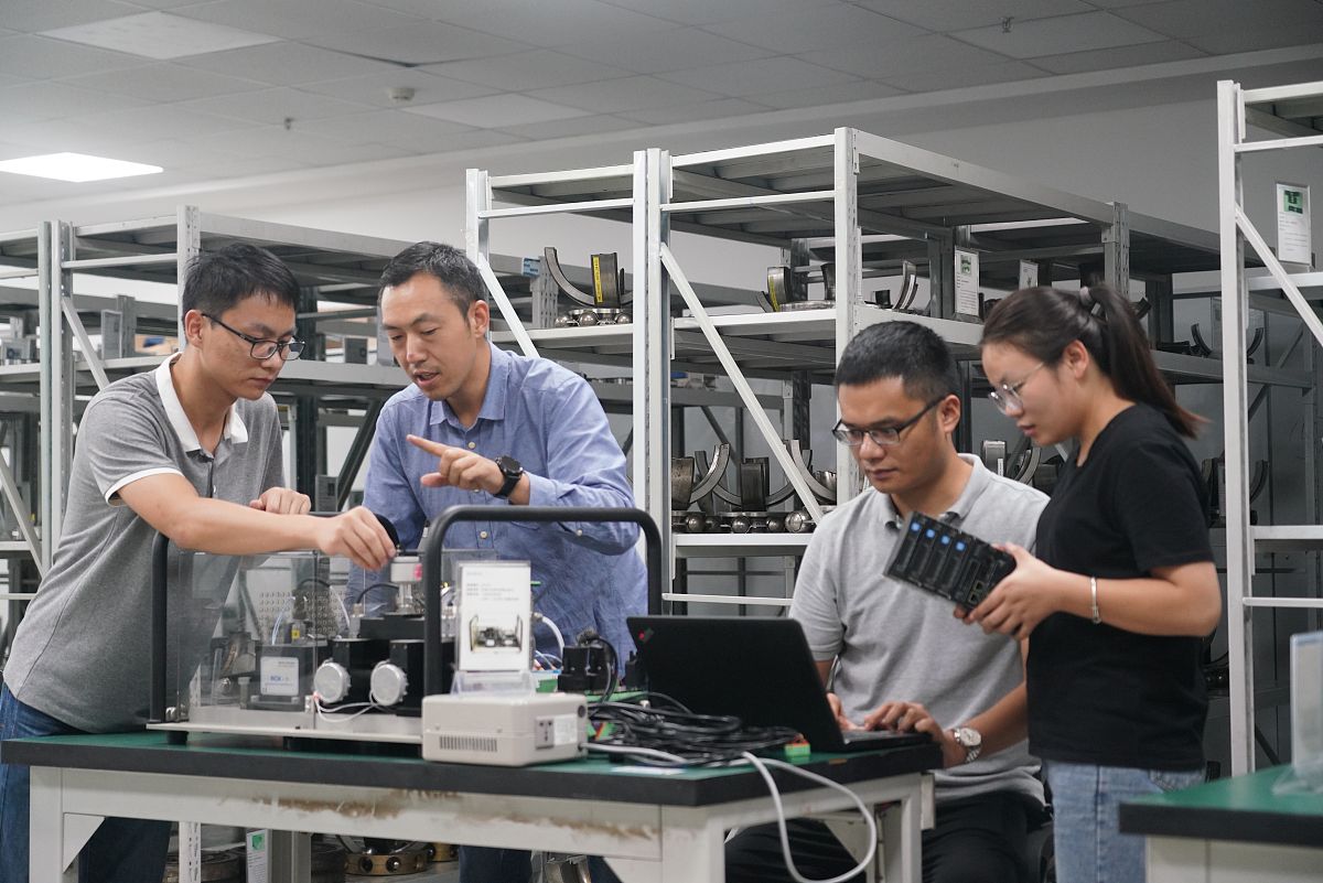 深夜睡不着想问up几个问题~我是东北师大研一的做的方向正好和你一样也是锂离子电池现在已经研一下了还是没有确定自己的方向每天感觉也有点迷茫不知道该做什么。前几天老师让我去做硅碳但是合成的拍SEM发现颗粒大小分布很不均匀性能也很差现在又给我分了一个新的方向让我去做锂硫电池正极催化剂。硅碳方向对实验仪器的要求比较高老师说要读原位生长水热合成。可是我们组这些仪器都没有我想 up再中北的实验条件应该也不是那