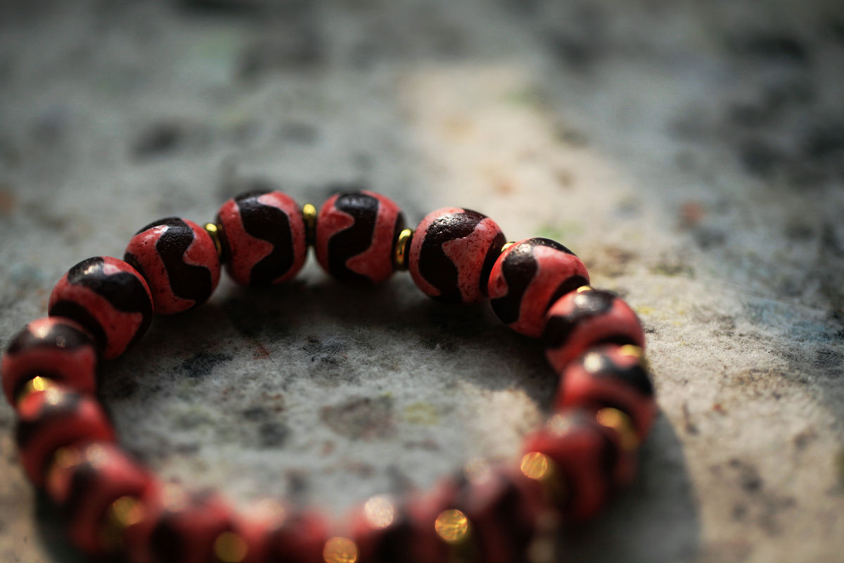 请650字的博客文章主题是：朱砂手链的功效与作用佩戴禁忌