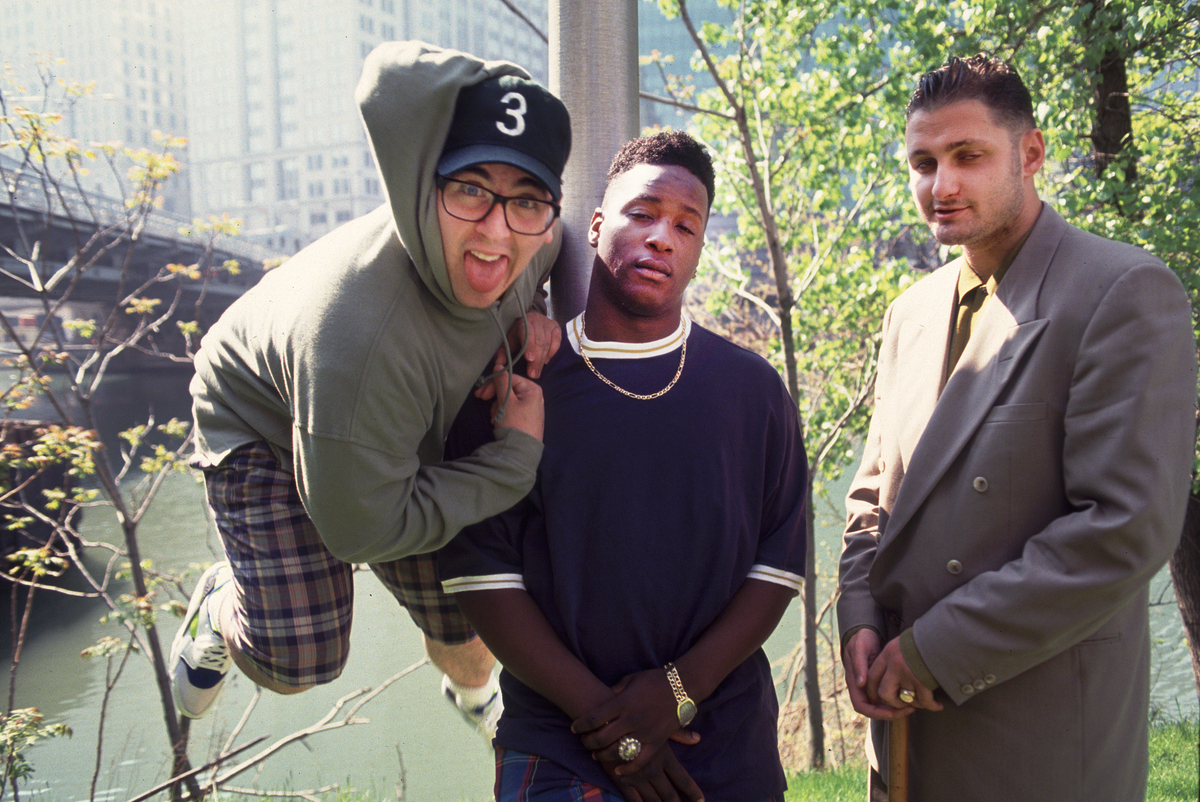 我会向你描述我心目中场景的样子然后希望你可以帮我总结一写关键词然后翻译成英语用逗号隔开场景内容是：30的男人在说唱比赛中和对手比赛的场景8K超广角赛博朋克