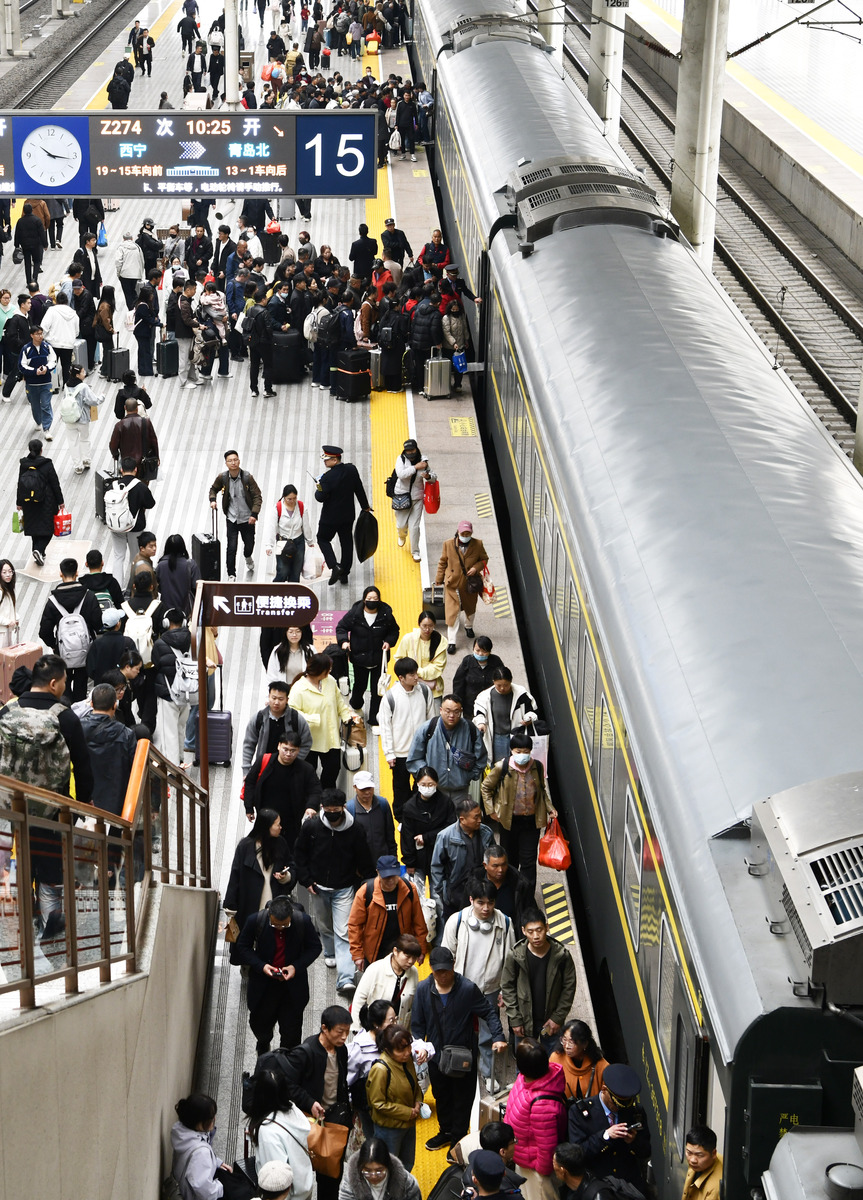 2026年3月30日,陕西西安,旅客们在西安火车站站台工作