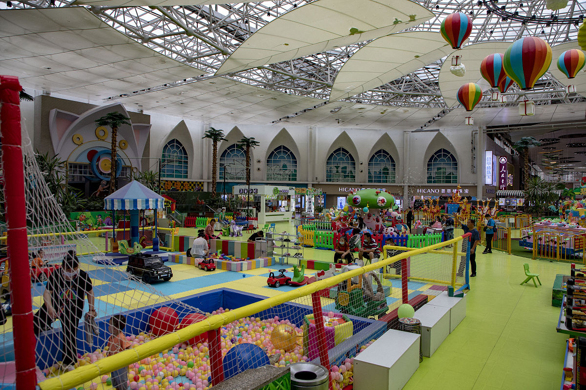 背景：D+合作模式在宜昌地区存在一定混乱而相比之下美团的价格固定且统一商户对其的信赖度更高。此外美团在当地拥有直营团队服务更为优质而抖音则是通过代理商进行服务缺乏售后服务机制商户的合作体验一般。然而D+更容易谈成低价爆款可为商户快速带来大量客户。为了应对这一情况我们可以采取以下措施：首先向商户传达美团和抖音的区别讲解美团的长期价值；其次清晰地传递低价背后的原因和抖音持续获客的难点；最后通过客情沟通