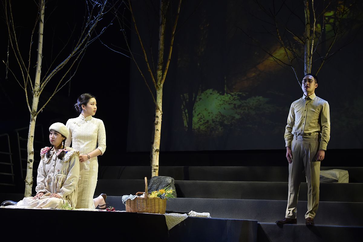 以相思为主题出一段话剧对话文案场景：森林人物一男一女剧情男女相遇看见定情信物发现已有好几年缘分