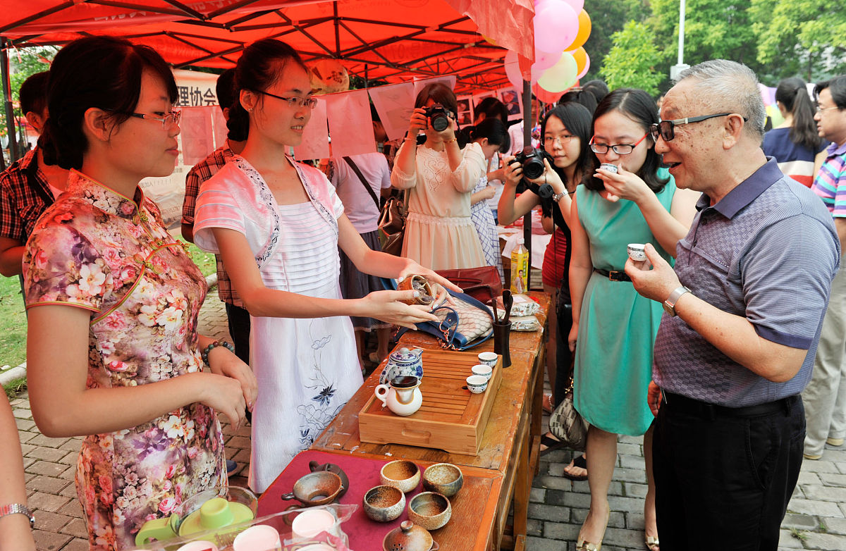 送鲜花饼表达心意：同门师生之间的礼尚往来