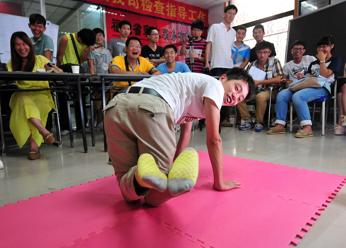 根据下面内容洗稿重新写一篇全新文章一小学为脑瘫女孩开一场单独的运动会：只有她一个人的30米赛。小雅全力奔跑两侧老师同学为她加油鼓劲为她！只为她一个人的胜利！重庆市万盛经开区一小学正在举办2023年春季学期运动会对于大多数同学来说参赛项目与往年相同而今年有个异乎寻常的地方就是多了一位特殊的运动员：小雅。小雅是一名脑瘫患儿在平常的运动中她因为自己的身体状况都不方便参与这次全校的运动会学校为了不放弃让每