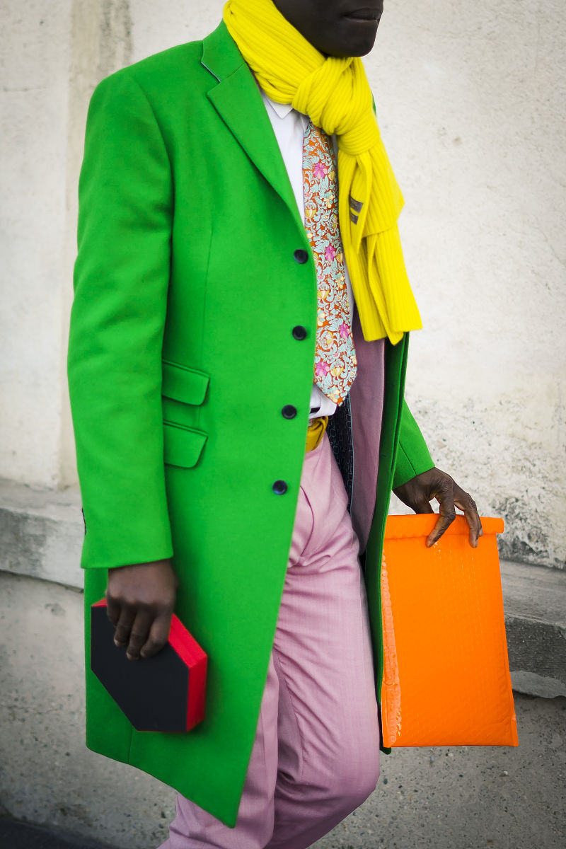 绿色上衣配什么颜色裤子