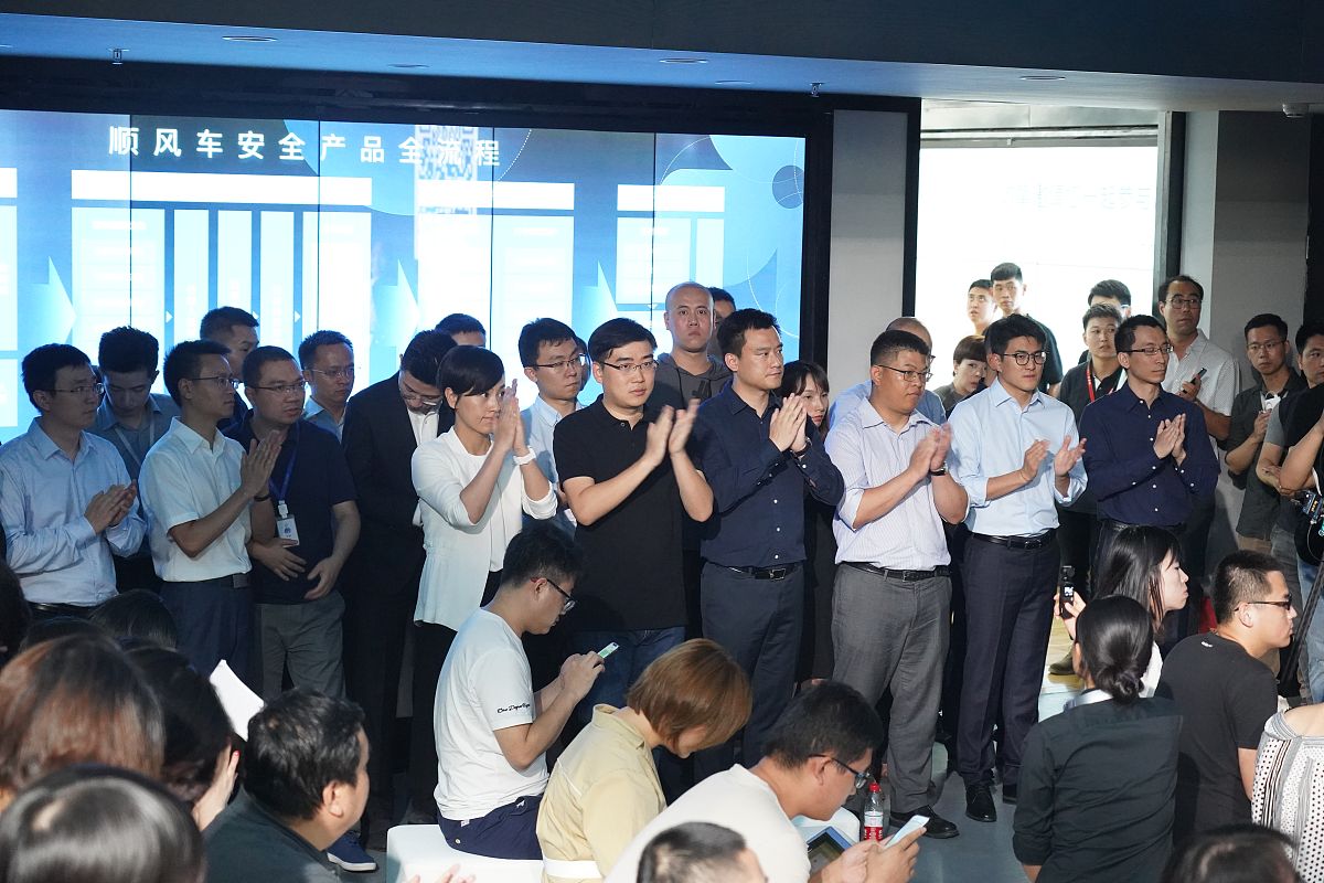 请帮我圆润美化下面这段话：为确保整改方案的专业性和权威性、避免后期因整改问题与企业产生不必要的争执公司在签订项目时包含安全评价项目的非安全评价人员包括但不限于业务和咨询师严禁私自参与评价项目的整改方案、或为企业提供任何意见和建议。所有安全评价师提出的现场整改问题必须由安全评价人员确定如果确有必要调整时则需与安全评价人员商讨后再通知企业。这样也可以确保整个评价过程的专业性和高效性。