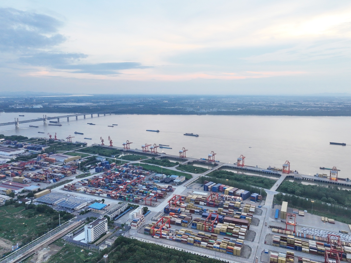 黄石新港由运输港向贸易港和枢纽港转型发展规划调查项目的基本内容、思路和方法：基本内容：1黄石新港运输港现状背景2枢纽港3贸易港4外部环境5基础条件思路和方法：1华瞻方法论2总体思路3实施路径和具体举措