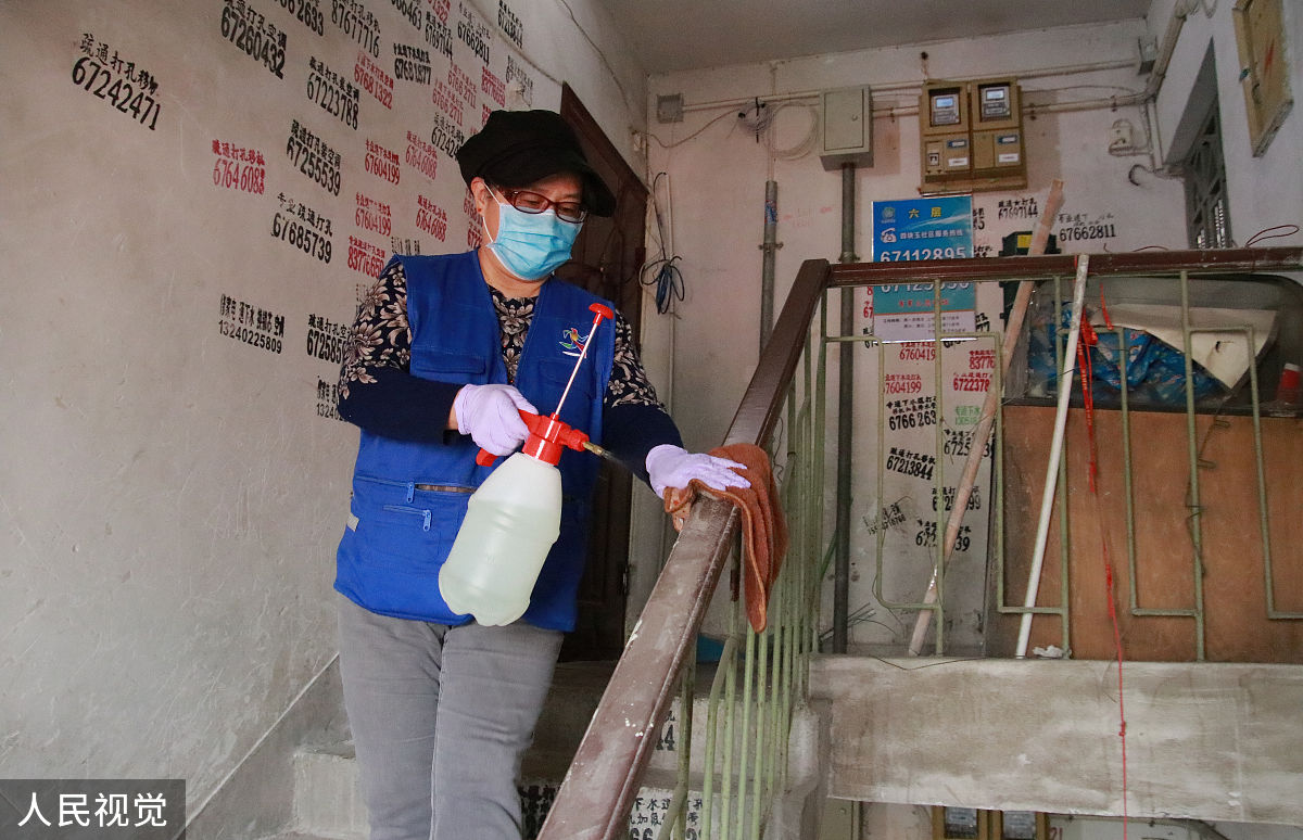 为社区工作人员携手物业清理楼道小广告写一个升华的报道题目字数20字以内