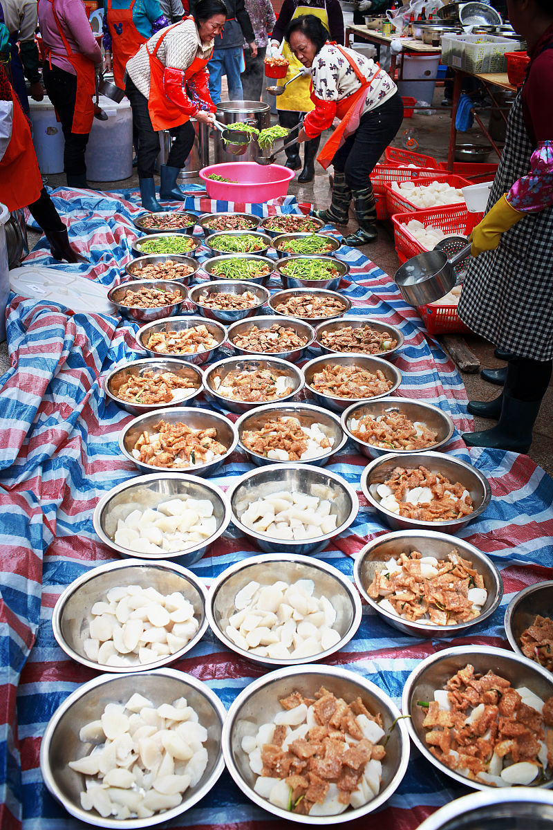 2011年12月19日,深圳市水围村围门志庆大盆菜制作现场.