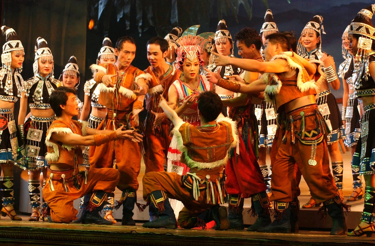 傈僳族文化瑰宝：歌舞、手工艺和传统习俗