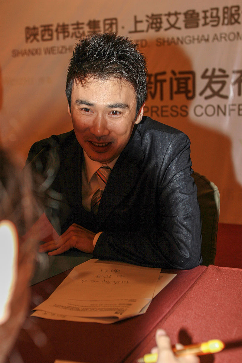 2008年4月22日,四川成都,影视演员柳云龙受邀成为国内知名男装品牌伟