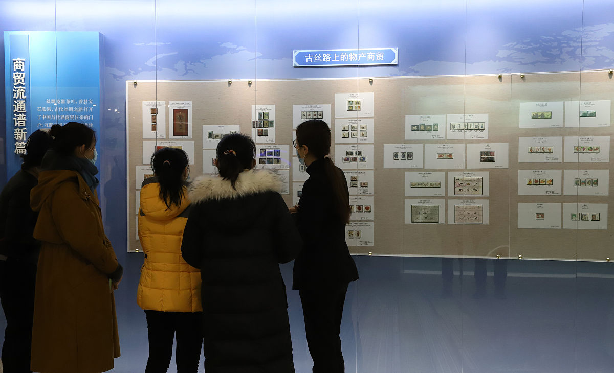 2020年11月27日,北京,观众在"邮票讲述'一带一路'故事"邮展现场参观.