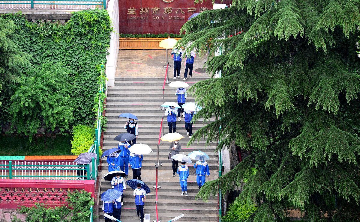 2020年5月7日,兰州降水持续,学生打伞出行.