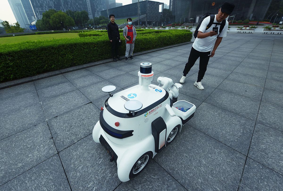 校园智能垃圾清运机器人：设计方案与可行性分析