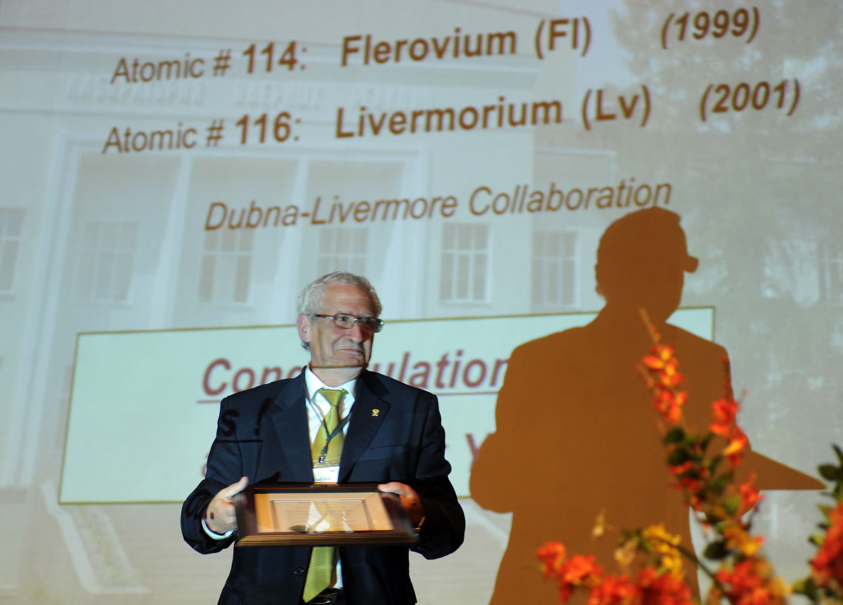 采用研究对象的分解与转移的方法画图分析说明水材料的研制过程