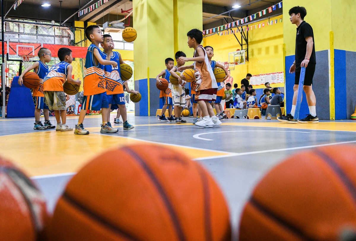 《星成篮球》是品牌名称经营少儿篮球培训。想以名字编辑一个solgan需要里面涵星字和成字例如：星秀有热爱 成长不等待