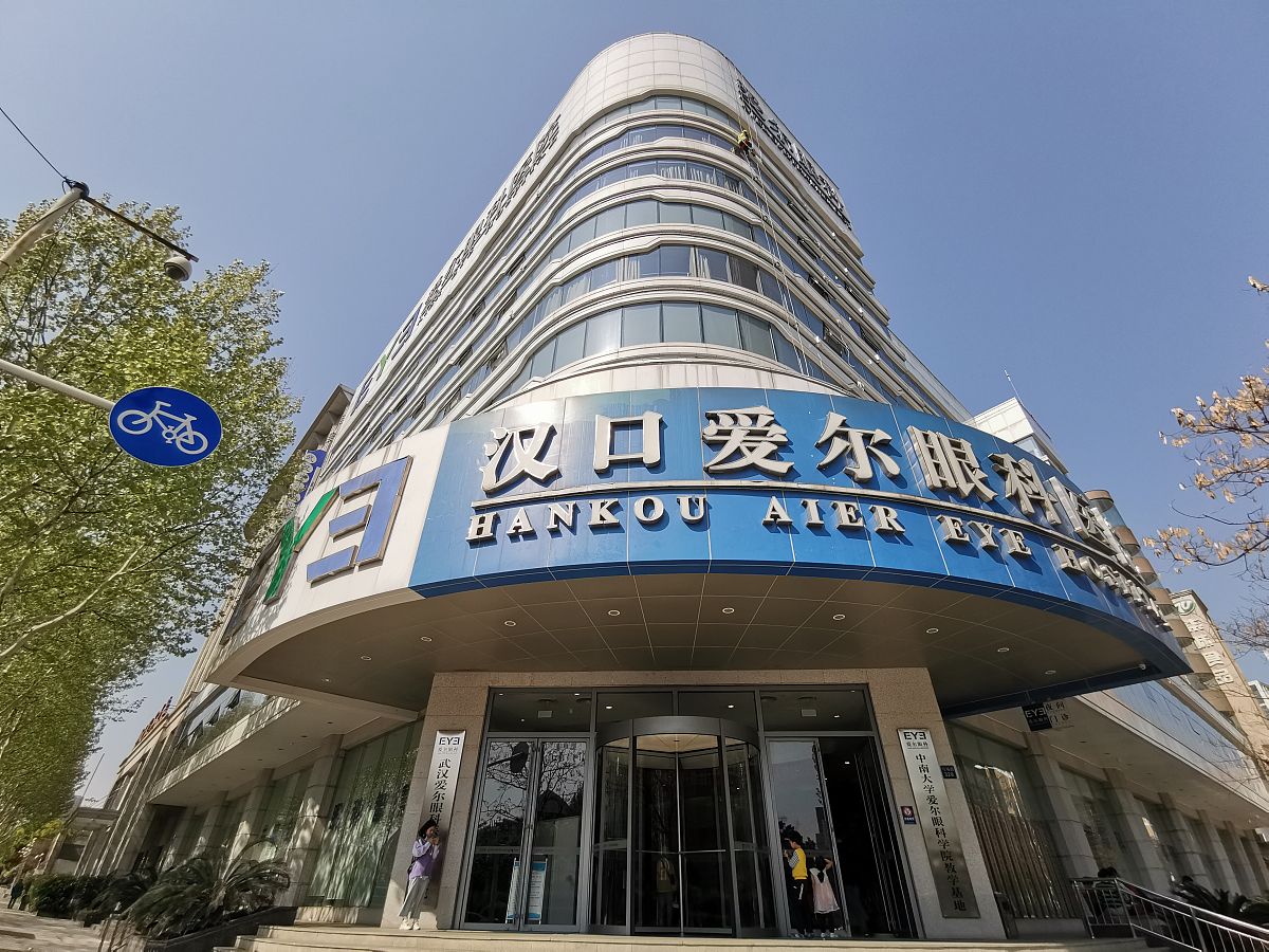针对已经张家口爱尔眼科医院完成白内障手术的患者进行术后复查电话回访的话术