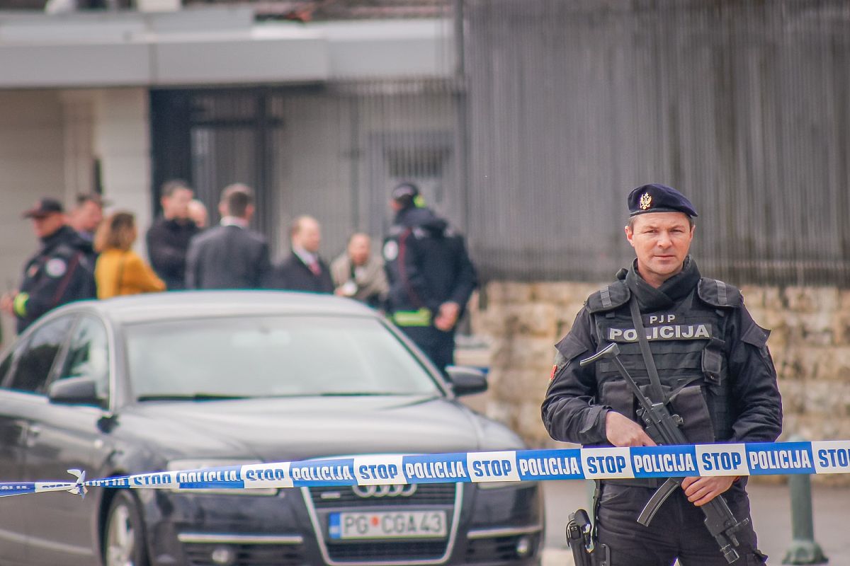 FBI vs. 警察局：区别解析 (300字+)