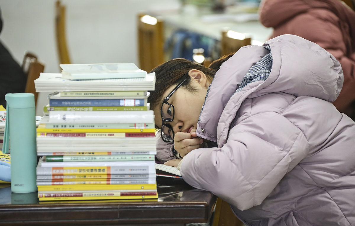 2019年12月11日,江苏淮安,淮阴师范学院考研的学生抓紧时间在图书馆内