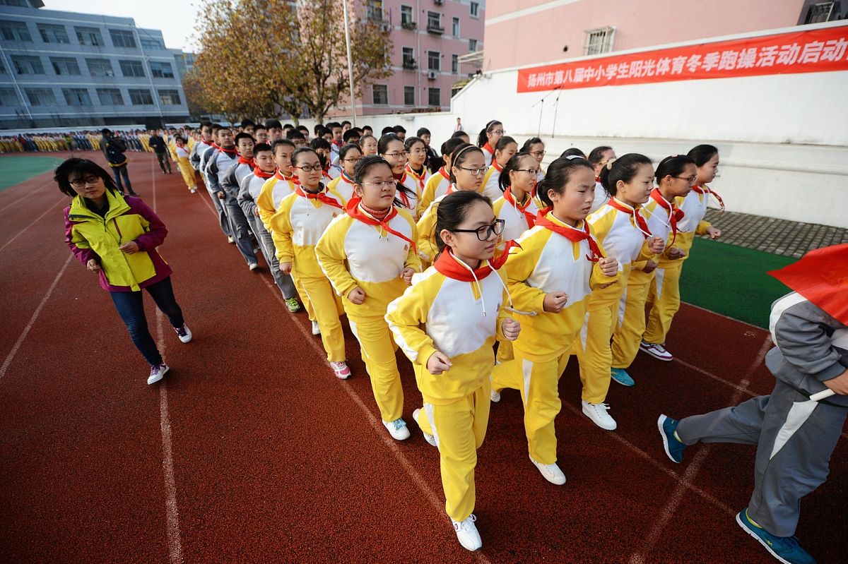 2014年11月26日,江苏省扬州市,梅岭中学的1000多名学生在进行冬季跑操
