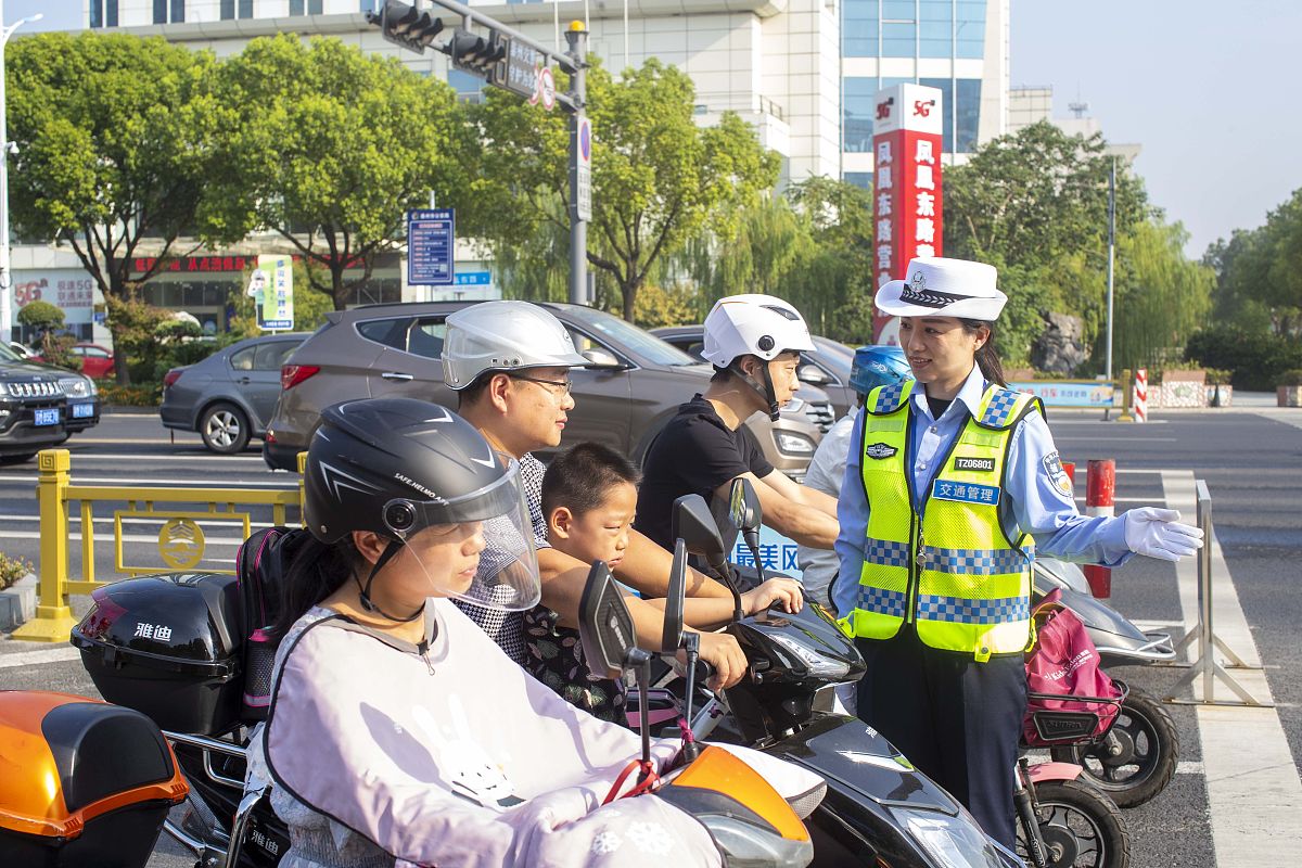 交警现场讲法：维护交通秩序，保障安全