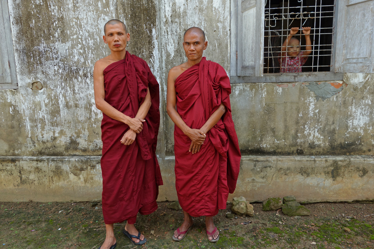 又有4名中国青年疑被骗缅甸失联，为什么还是会有人愿意前往缅甸？根据这个话题先写一篇1000子文章，再生产10个40字吸引眼球标题