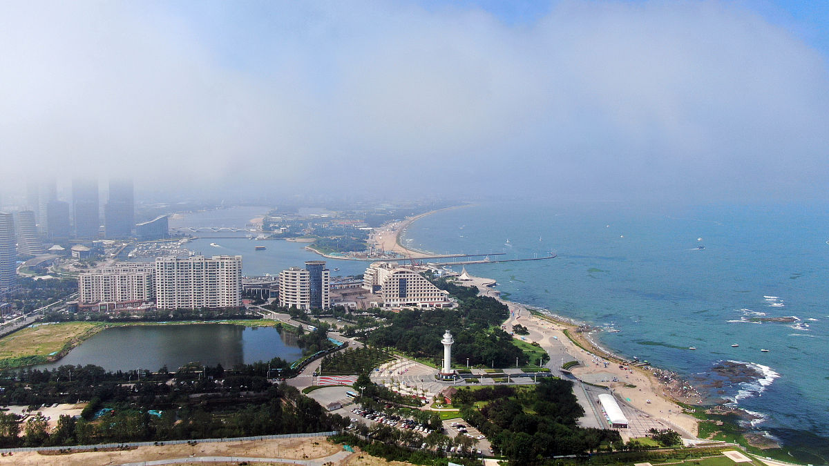2021年7月18日,山东省日照市,在300多米的高空中俯瞰海龙湾,碧波万顷